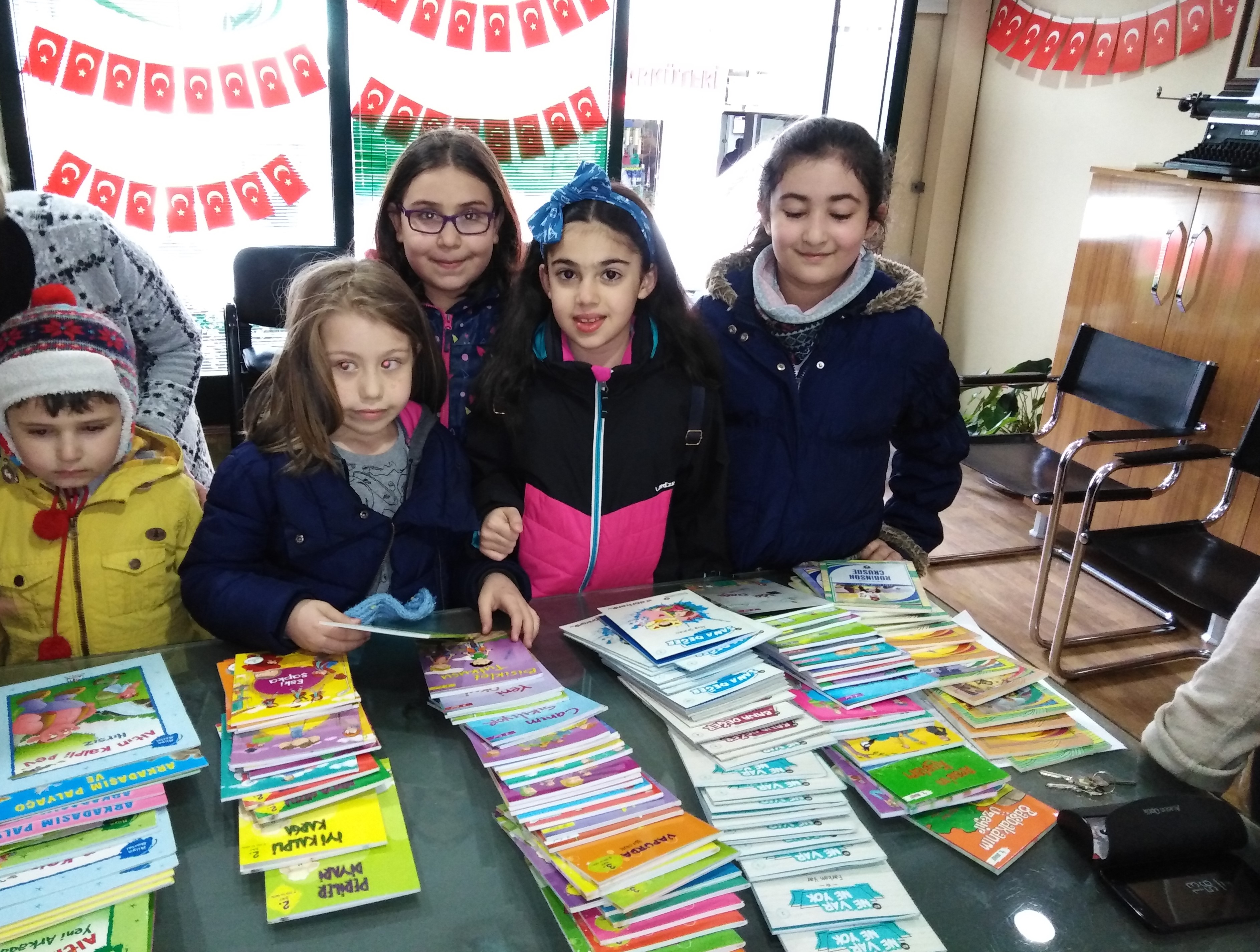 23 Nisan Kitap Dağıtımı