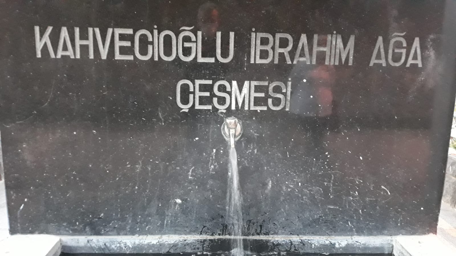 Şara mezarlığına çeşme yaptırıldı.